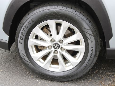 Used 2023 Toyota Corolla Cross LE image 11