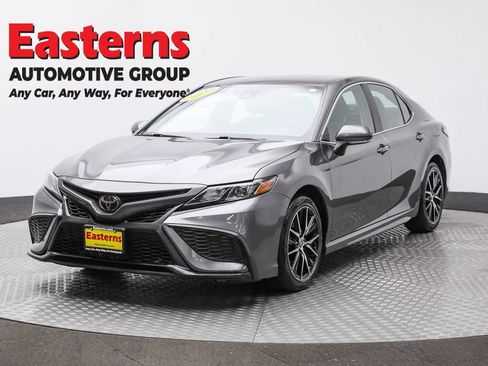 Used 2023 Toyota Camry SE image 1