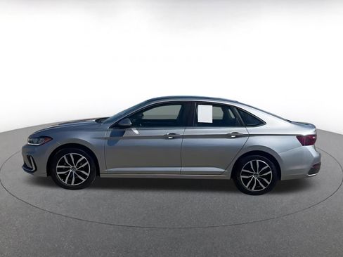 Used 2025 Volkswagen Jetta SE image 11