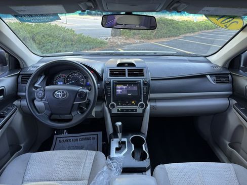 Used 2014 Toyota Camry L image 17