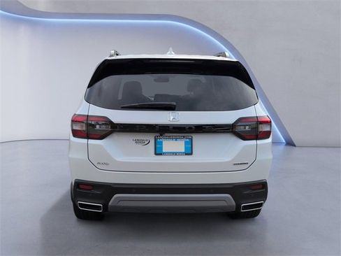 New 2025 Honda Pilot Touring image 8