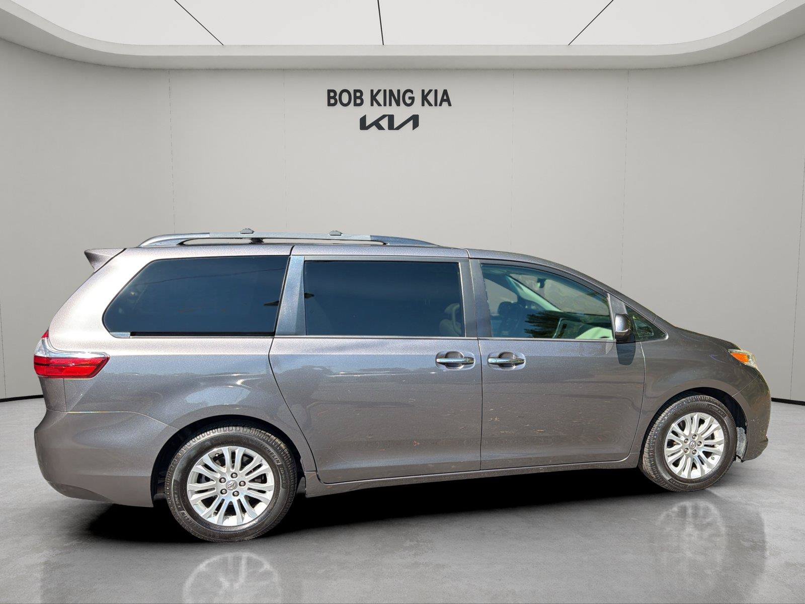 Used 2017 Toyota Sienna XLE w/ Cargo Management Package FWD image 6