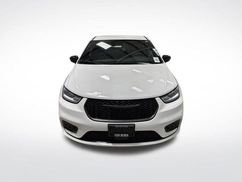 Used 2024 Chrysler Pacifica Select image 11