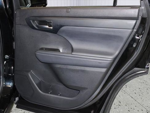 Certified 2021 Toyota Highlander XLE image 40