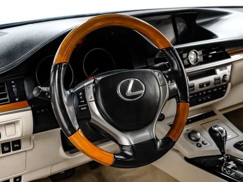 Used 2014 Lexus ES 300h w/ Luxury Package w/Bamboo Trim FWD image 13