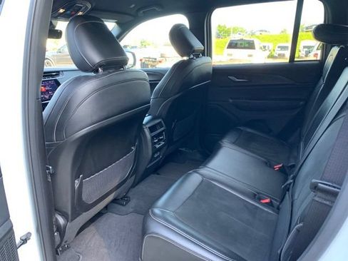 Used 2025 Jeep Grand Cherokee Altitude AWD/4WD image 18