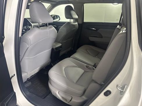 Used 2023 Toyota Highlander XLE AWD/4WD image 18
