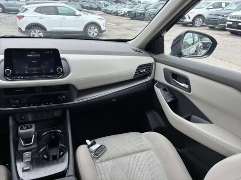 Used 2025 Nissan Rogue SV FWD image 30