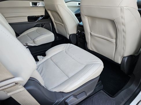 Used 2022 Ford Explorer Platinum w/ Equipment Group 601A image 11