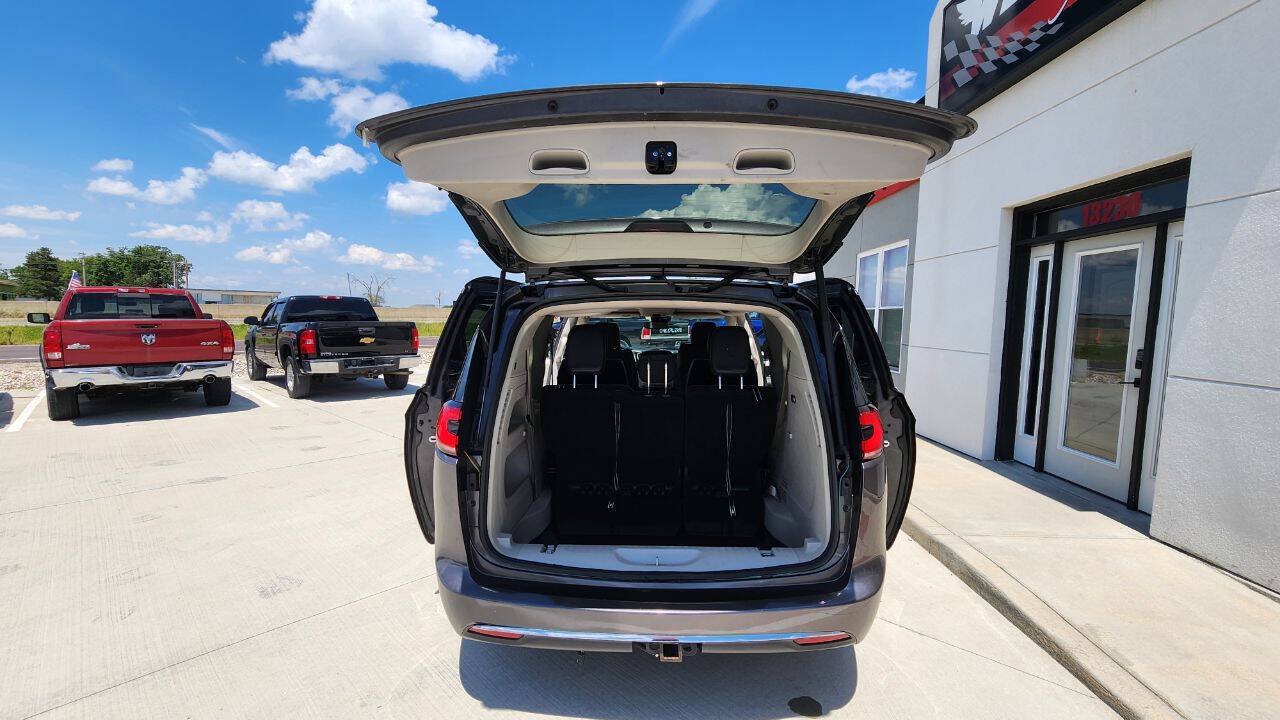 Used 2022 Chrysler Pacifica Touring-L FWD image 25