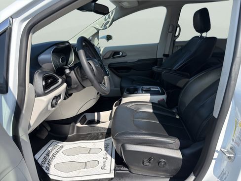 Used 2022 Chrysler Pacifica Touring-L FWD image 16