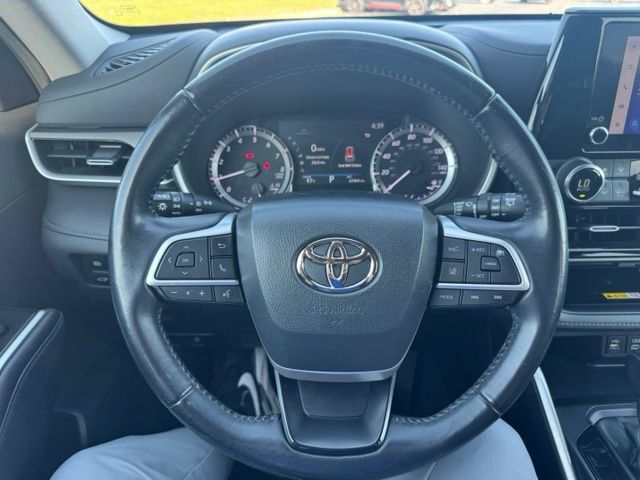 Used 2023 Toyota Highlander XLE FWD image 23