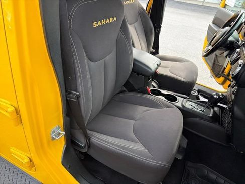 Used 2015 Jeep Wrangler Unlimited Sahara w/ Connectivity Group AWD/4WD image 26