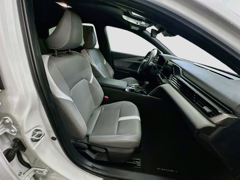 Used 2025 Toyota Camry SE w/ Convenience Package FWD image 32