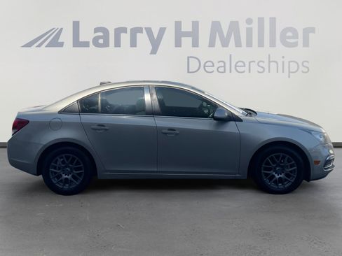 Used 2015 Chevrolet Cruze LT w/ Technology Package FWD image 6
