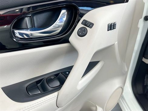 Used 2021 Nissan Rogue Sport SL w/ Premium Package image 18