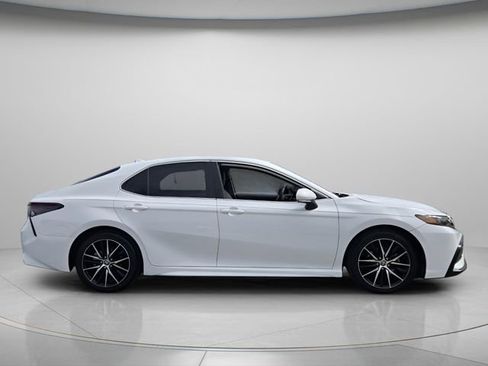 Used 2022 Toyota Camry SE image 4