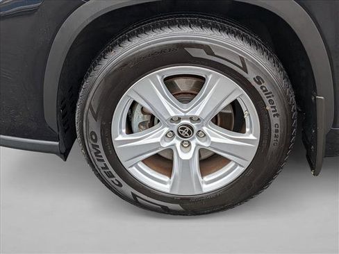 Used 2023 Toyota Highlander LE image 23