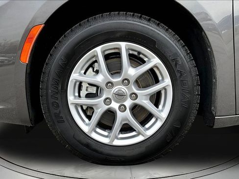 Used 2023 Chrysler Pacifica Touring-L image 33