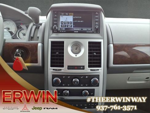 Used 2010 Chrysler Town & Country Touring FWD image 20