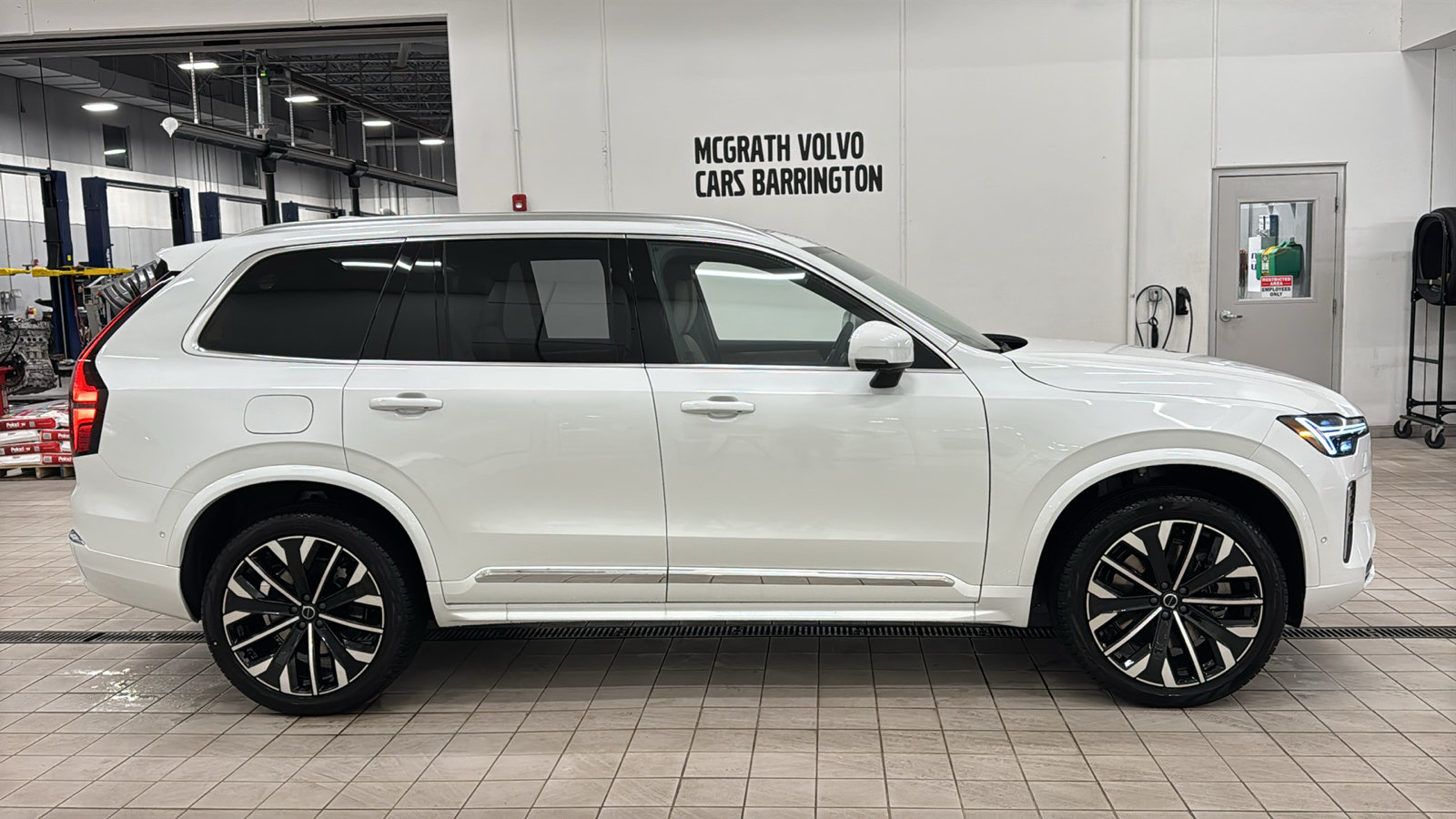 New 2026 Volvo XC90 T8 Plus w/ Protection Package Premier AWD/4WD image 4