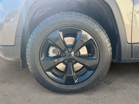 Used 2019 Jeep Cherokee Latitude Plus AWD/4WD image 14