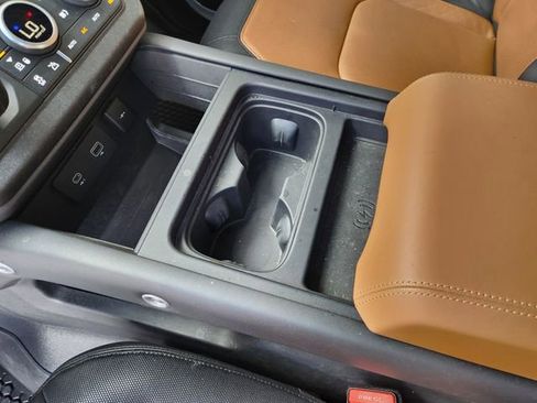 Used 2024 Land Rover Defender 130 X-Dynamic SE image 19