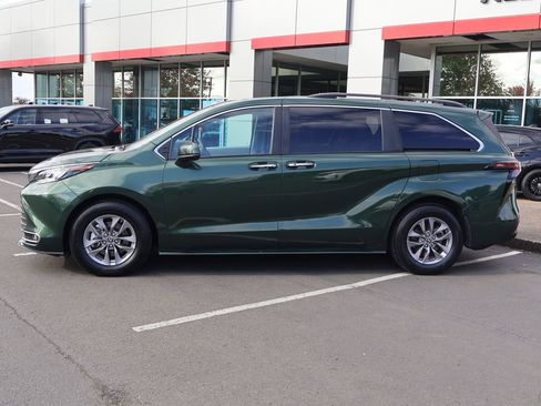 Used 2024 Toyota Sienna XLE image 4