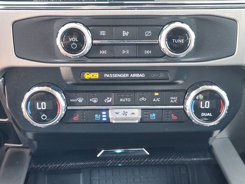 Used 2022 Ford F250 Platinum w/ FX4 Off-Road Package AWD/4WD image 19