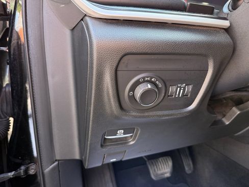 Used 2021 Jeep Grand Cherokee L Laredo w/ Luxury Tech Group I AWD/4WD image 18