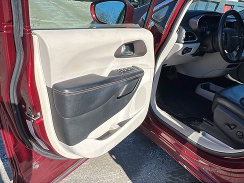 Used 2018 Chrysler Pacifica Touring-L image 14