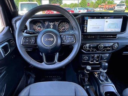 Used 2024 Jeep Gladiator Sport AWD/4WD image 8
