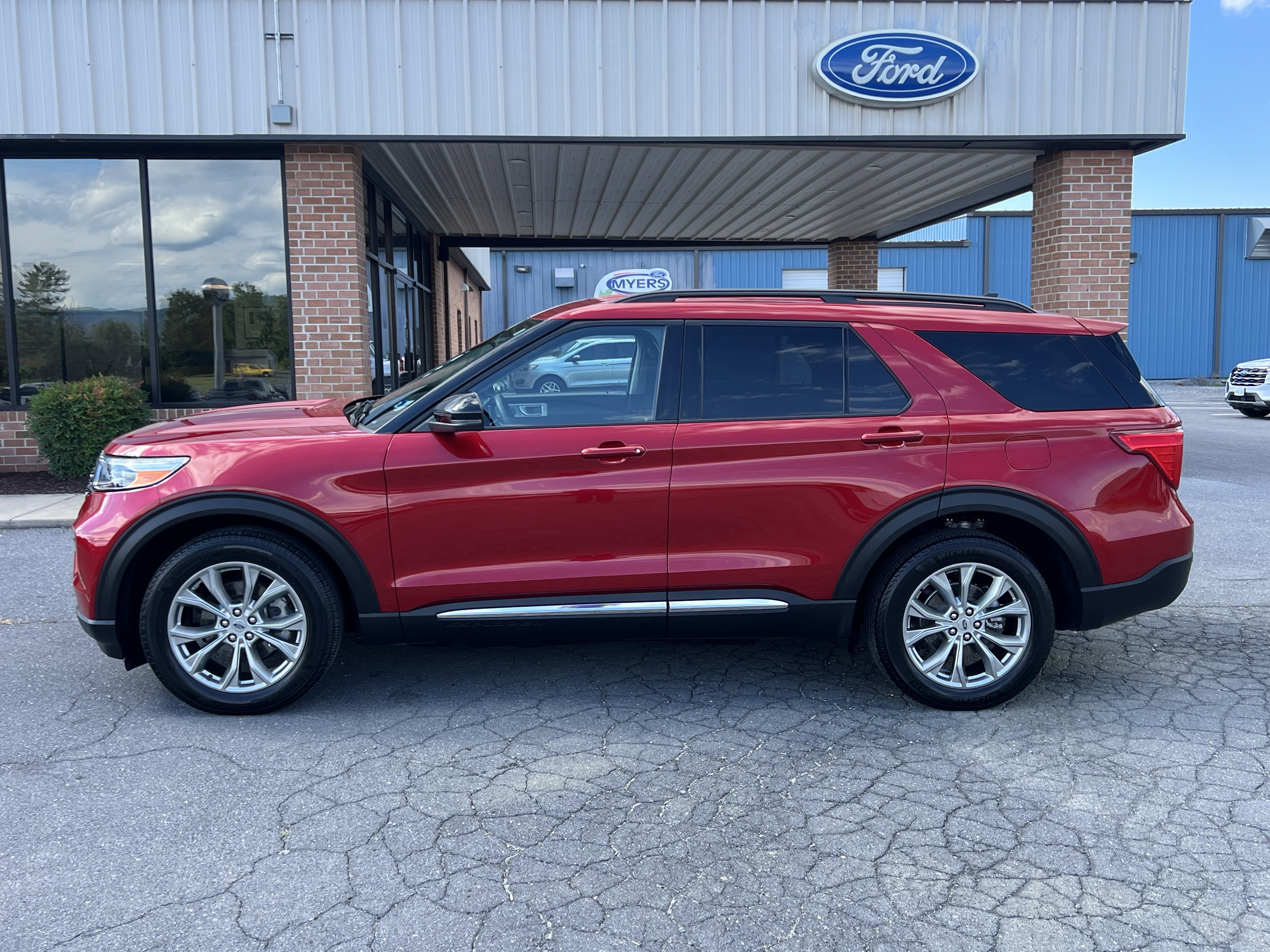 Used 2024 Ford Explorer XLT w/ Equipment Group 202A AWD/4WD image 1