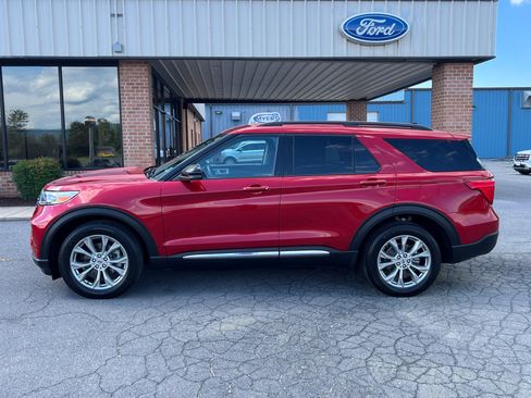 Used 2024 Ford Explorer XLT w/ Equipment Group 202A AWD/4WD image 1