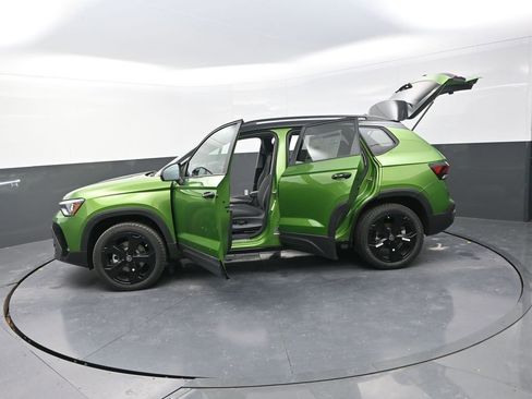 New 2026 Volkswagen Taos SE AWD/4WD image 31