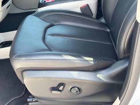 Used 2024 Chrysler Pacifica Limited FWD image 17