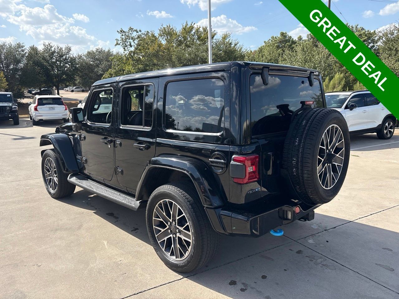 Used 2023 Jeep Wrangler Unlimited Sahara AWD/4WD image 7