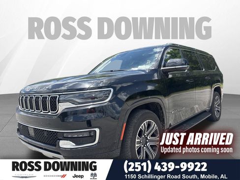 Used 2024 Jeep Wagoneer L Series II w/ Flexible Seating Group RWD image 1