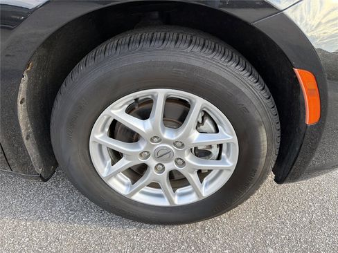 Used 2023 Chrysler Pacifica Touring-L FWD image 11