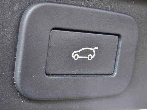 Used 2025 Land Rover Range Rover Sport SE AWD/4WD image 17