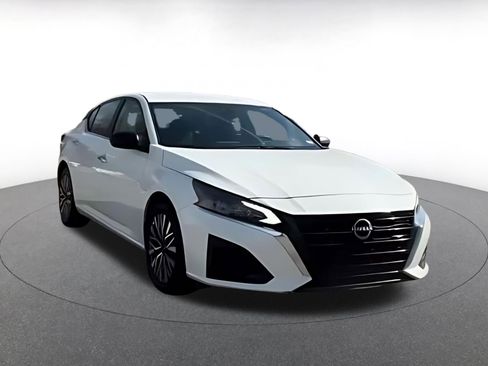 Used 2025 Nissan Altima 2.5 SV image 11