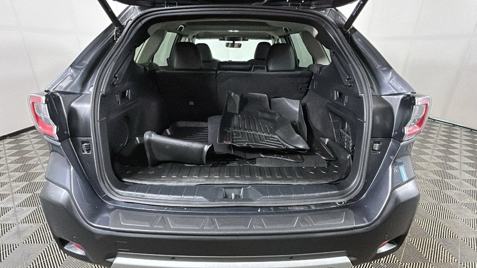 Used 2023 Subaru Outback Limited AWD/4WD image 32