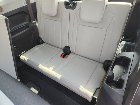 Used 2023 Volkswagen Tiguan SE image 24