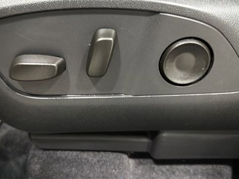 Used 2025 Chevrolet Traverse LT image 23