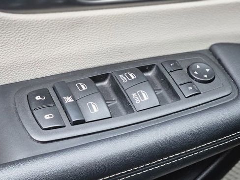 Used 2023 Chrysler Pacifica Touring-L image 21