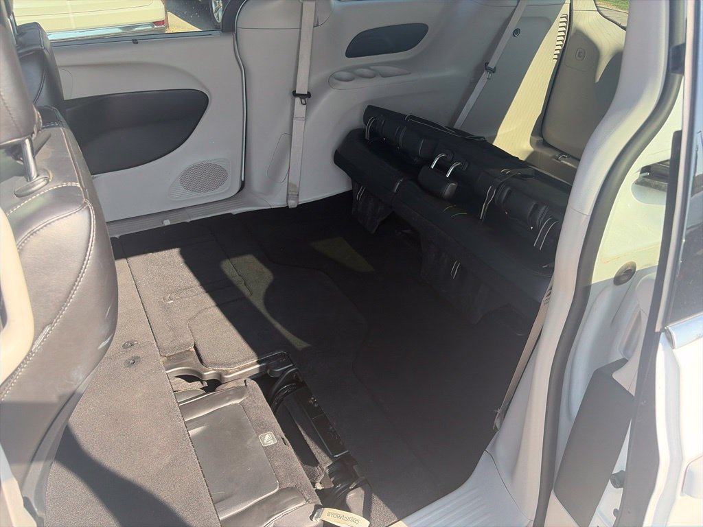 Used 2024 Chrysler Pacifica Touring-L FWD image 11