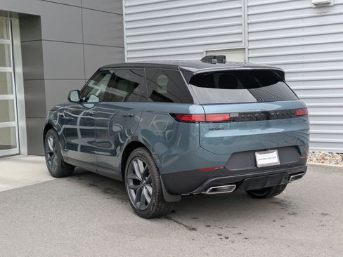 Used 2025 Land Rover Range Rover Sport SE image 3