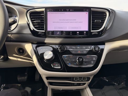 Used 2022 Chrysler Pacifica Touring-L image 21