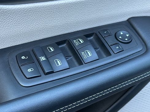Used 2024 Chrysler Pacifica Touring-L FWD image 13