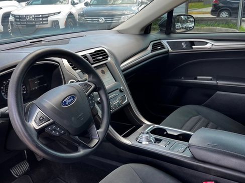 Used 2018 Ford Fusion SE w/ Fusion SE Technology Package FWD image 17